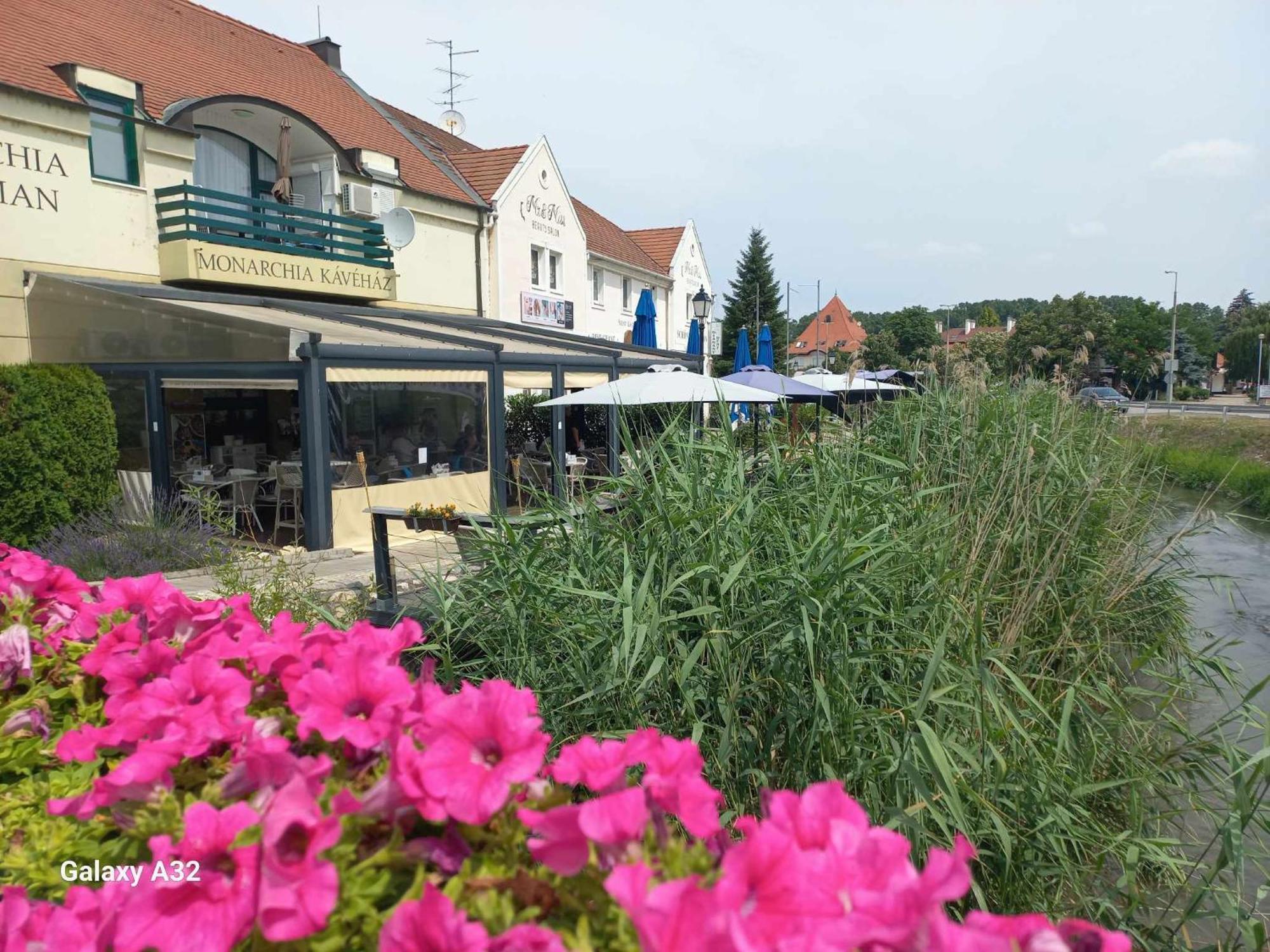 Monarchia Apartman Pearl Mosonmagyaróvár Esterno foto